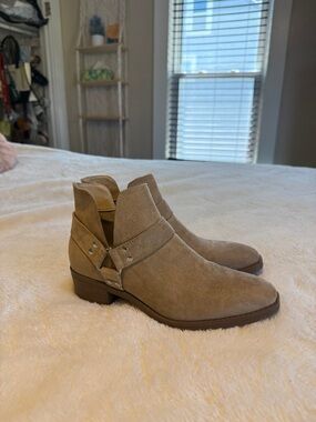 Women’s  Suede Ankle Harness Boots - Tan